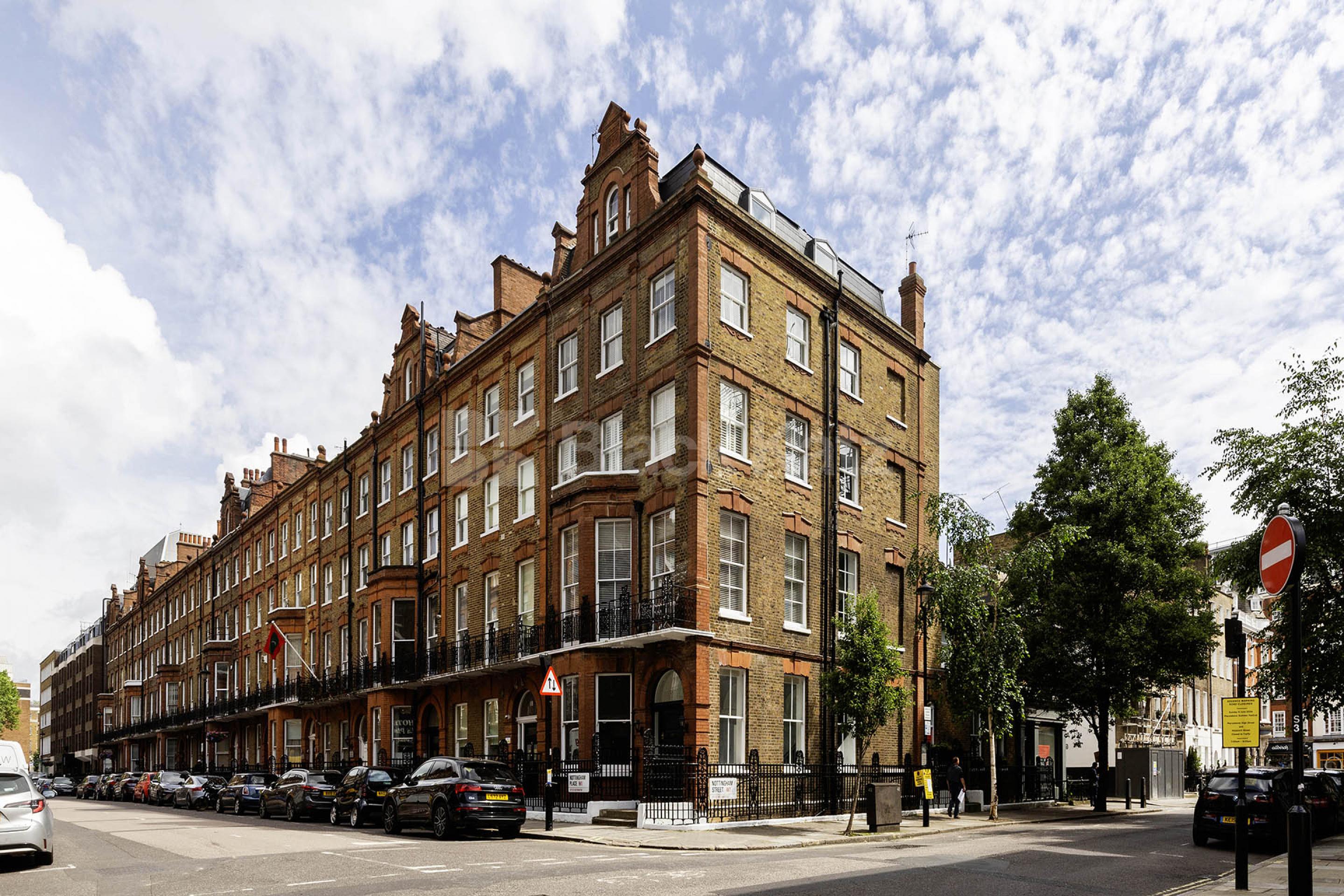 Spacious split level 3 bed in central zone 1 location mins to tube and shops  Nottingham Place, Baker Street W1U